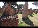 07217 ostia - regio i - insula xii - caseggiato a tabernae (i,xii,10) - westseite - li - 1. laden von norden - nordwestecke - bli ri sueden - re - porticus - 06-2024.jpg